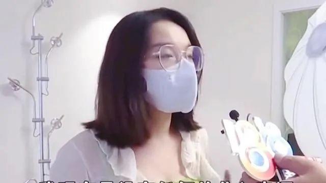 连吃2个月泡面违约金一千万被气到发抖，她堪称年度最惨带货女主播