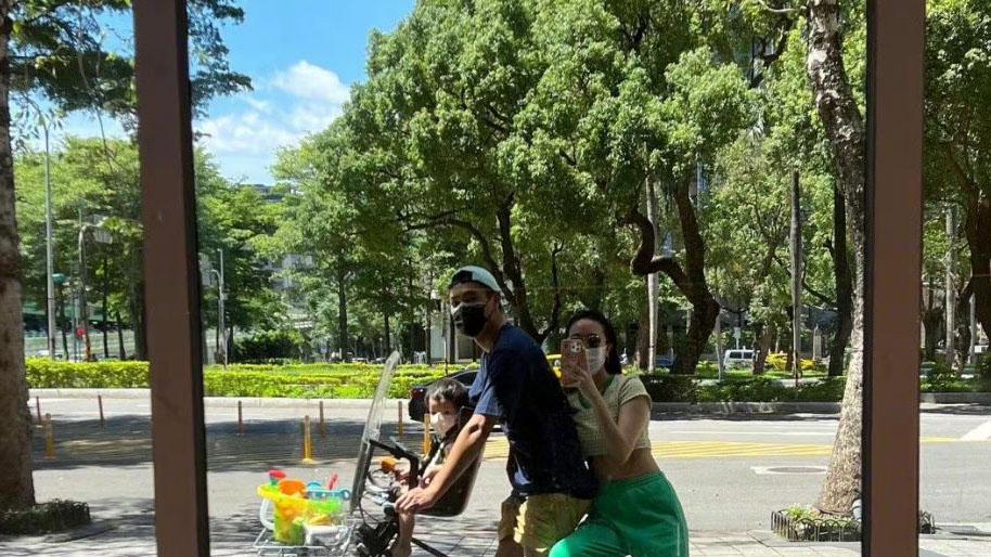 杨祐宁带着2岁女儿坐公交车，穿拖鞋配袜子，从后门上车引关注