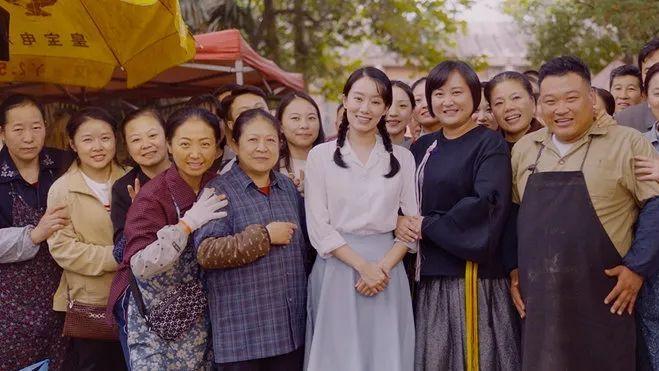 贾玲|《你好，李焕英》一个平凡又普通的故事，却也牵动着无数观众心弦。