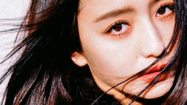 佟丽娅|佟丽娅穿短款皮衣露出小蛮腰！曼妙身材又美又飒性感撩人