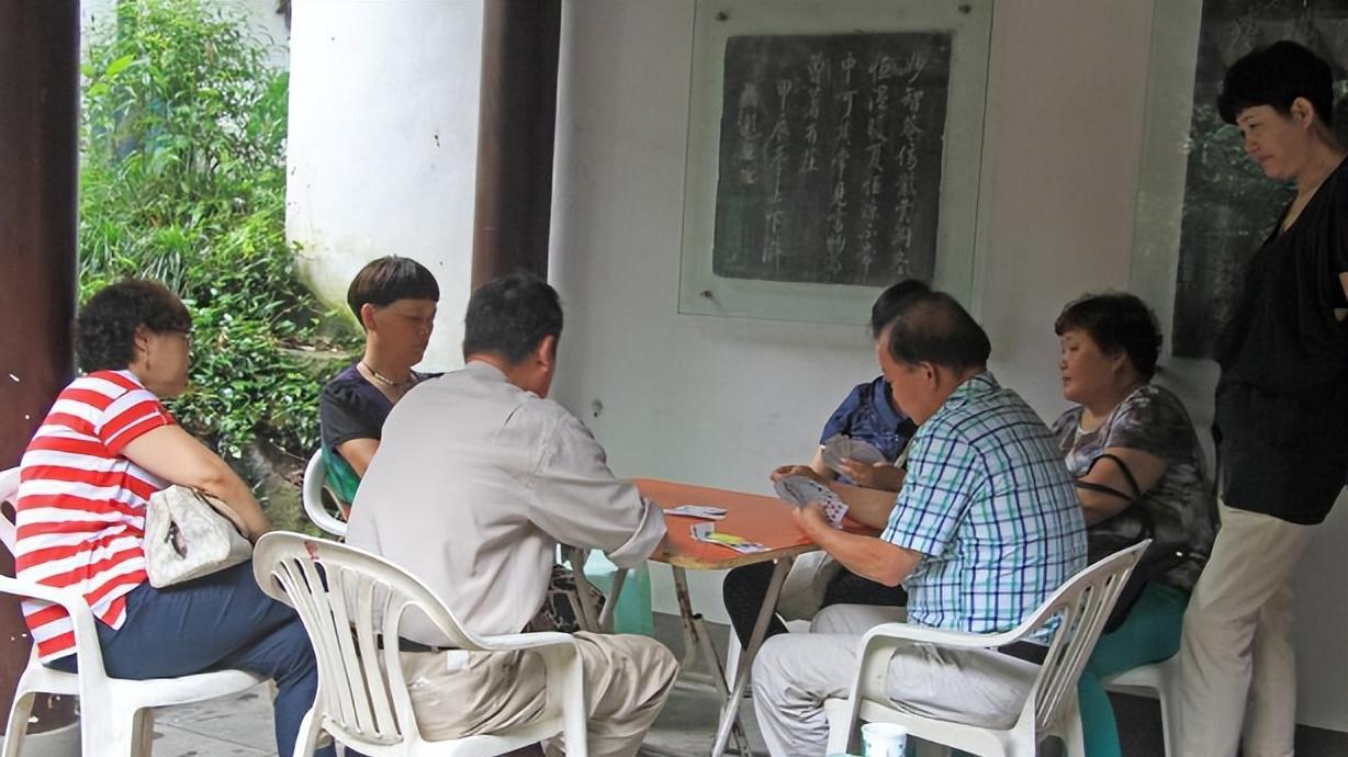 老人坦言，我每月退休金五千，因三方面太小气，越过越煎熬