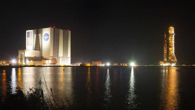 11月14日，美国宇航局SLS火箭将第四次尝试发射，现在已经离开VAB