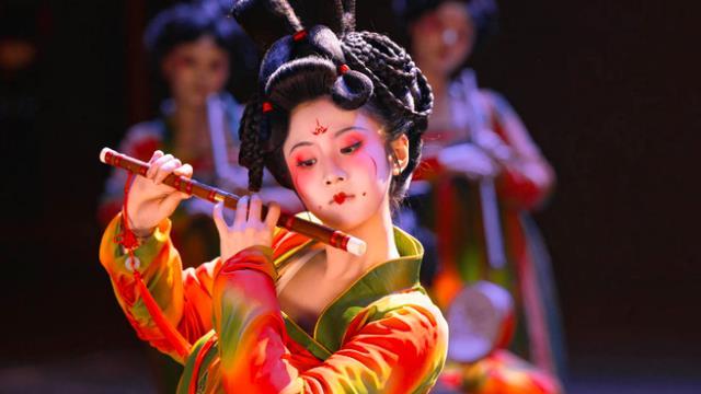 我们这十年|《我们这十年》绝美舞者小艳月薪不过万？她的坚持，理由很现实