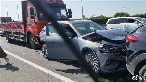 岚图FREE被大货车追尾连撞五车 车主：人没事、再买一台！