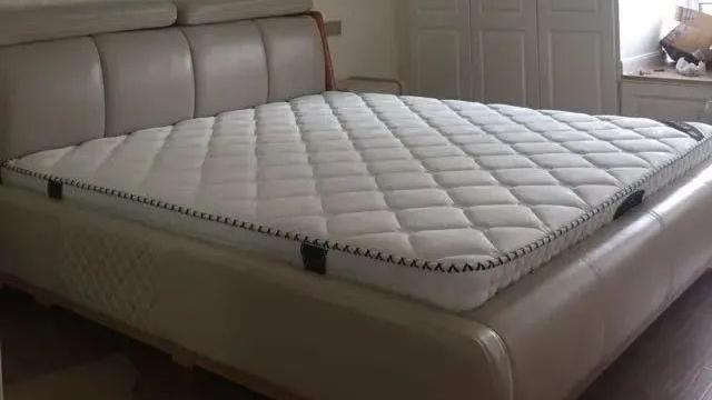 老公只不过在飘窗旁挖个洞，打一组柜子，卧室面积直接大了5平方