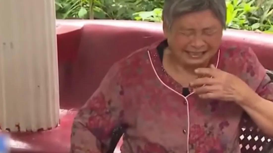 老母亲给儿子120万拆迁款，却被赶出门，儿子：谁让她自己留了5万
