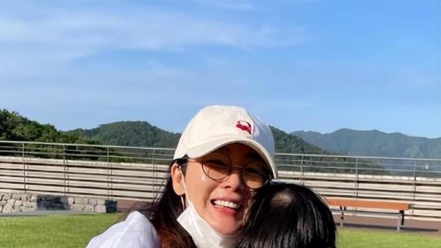 崔智友 47岁崔智友甜晒「老公视角」，一转身让网友都羡慕了