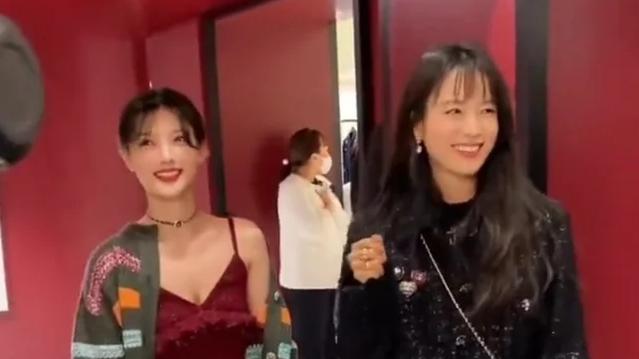 韩孝周|《毒楼》售后！贤春CP出席开幕会，韩孝周贴心帮朴炯植整理头发