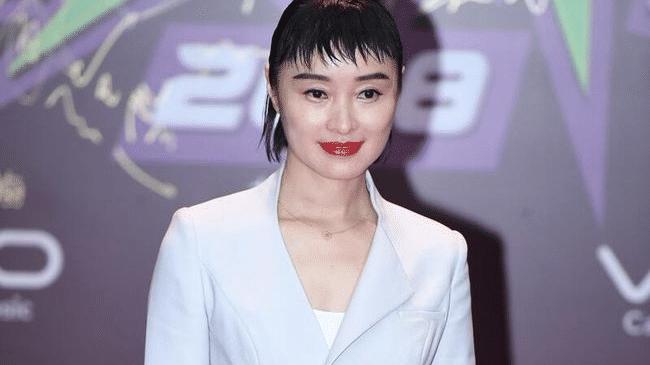 狗啃刘海 吴越得罪了发型师？“狗啃刘海”暴露大饼脸，满屏都是油腻感