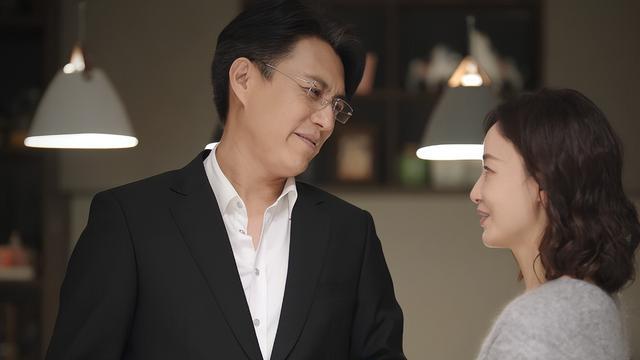 靳东|《底线》之所以火出圈，就是因为靳东强大的演技，还有成毅帅气的颜值