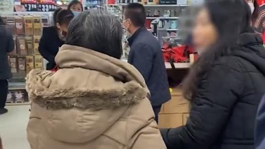 大妈买鱼不付钱就走，超市员工苦劝无果，现在老人都这么豪横吗？