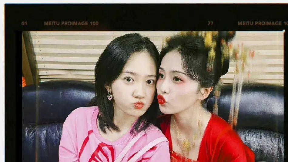 白梦妍|白鹿穿红色嫁衣太惊艳！同女演员合影美得让人窒息