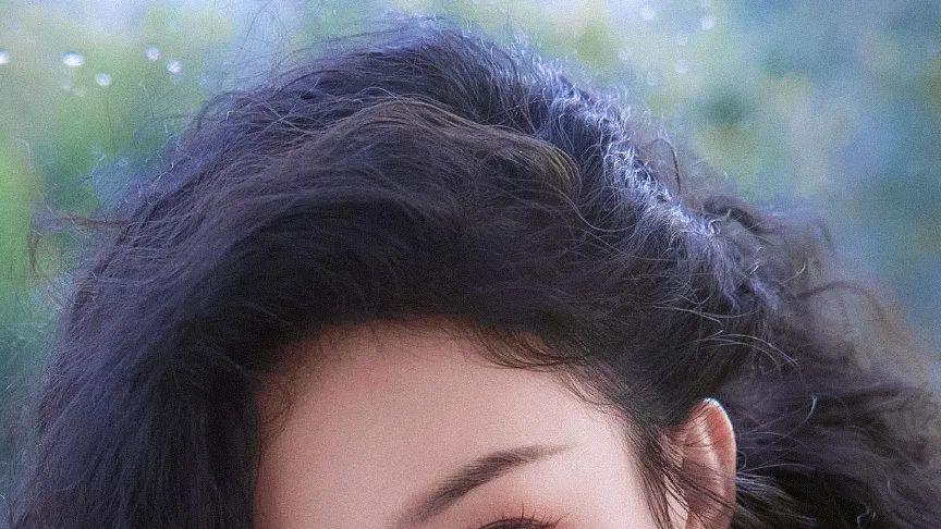 智取威虎山|赵丽颖以港风造型出镜，穿着时尚大方，身材婀娜多姿，散发出港味