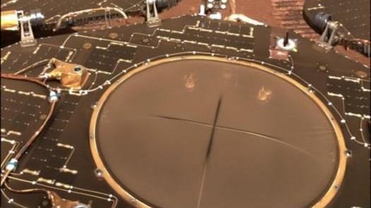 祝融号在火星打出一个洞！NASA被这一幕震撼，承认中方激光武器领先