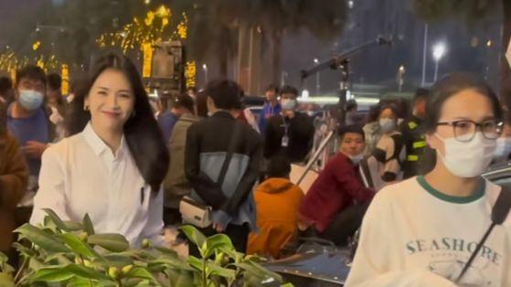 刘涛|刘涛在成都拍戏，皮肤水嫩身材高挑有少女感，看不出已过不惑之年