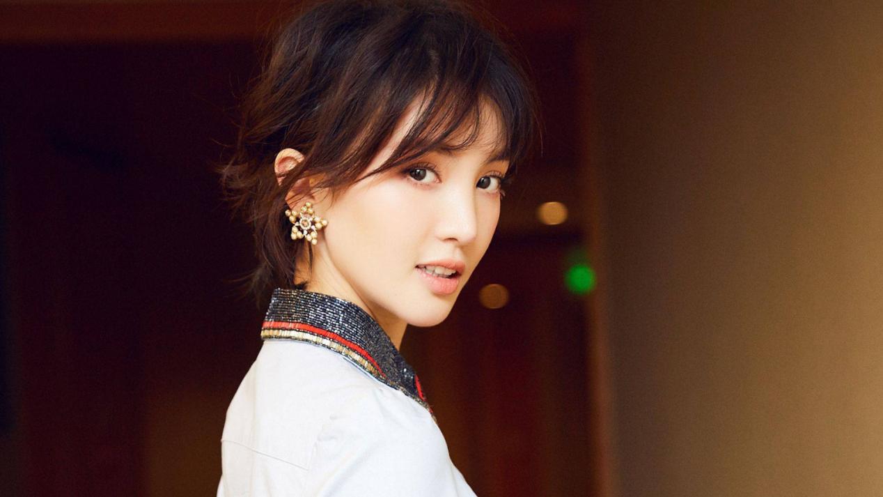 blackpink|连头发丝都散发魅力的金晨，一身红衣舞动全场，观众连连称赞