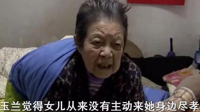 女儿伺候老妈端屎端尿，得知房子过户给了3姐妹哭泣：我想要公平