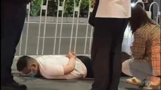 唐山烧烤店打人事件，难道行凶者绳之以法，此事就已完结？