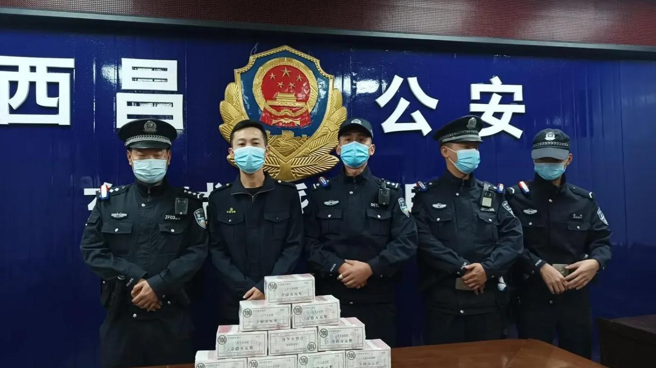 百万现金遗落出租车，司机坦言心动过，但还是上交警方还给失主！