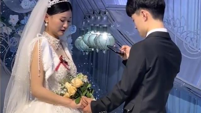 河南一新郎礼台上对着新娘疯狂摄像，网友：第一次结婚太激动