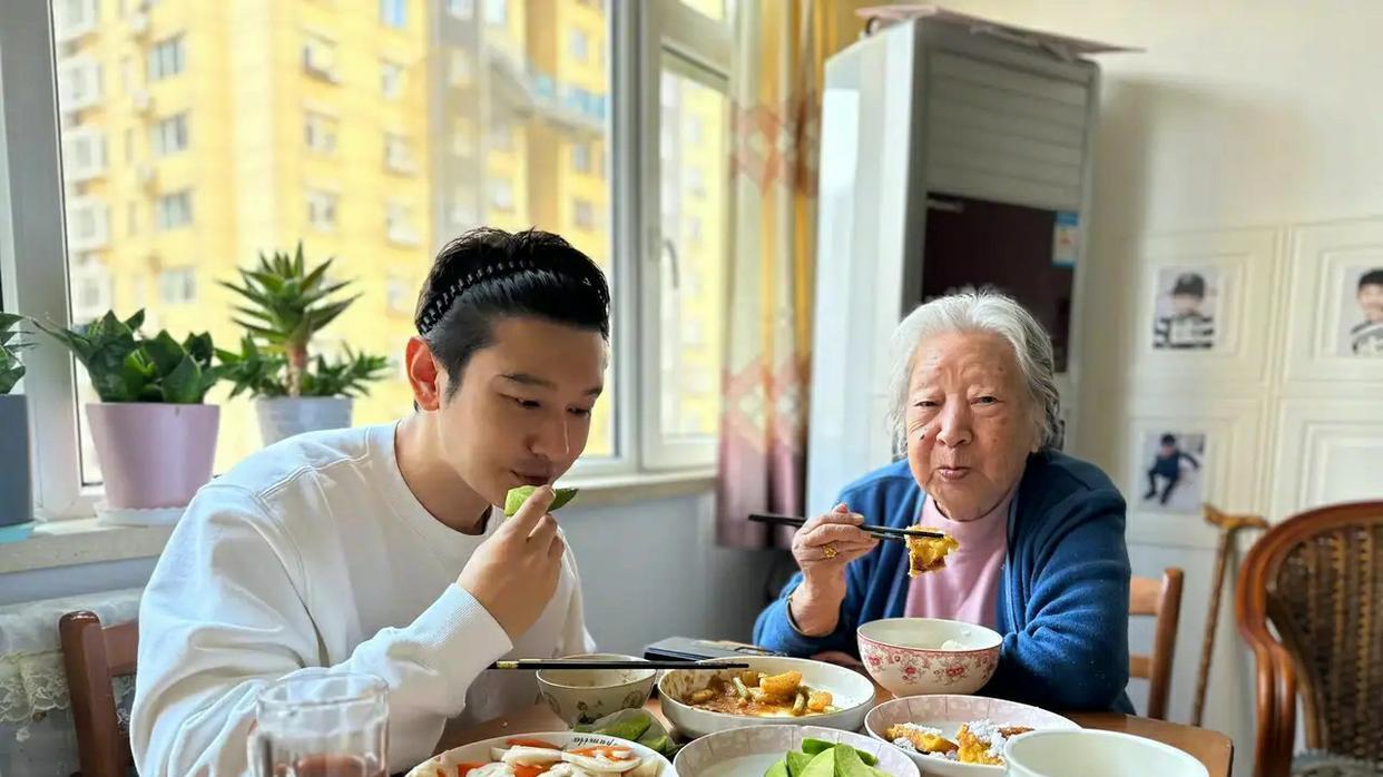 黄晓明|黄晓明与家人聚餐无比惬意，穿白色休闲装颜值回春，米饭只吃小碗