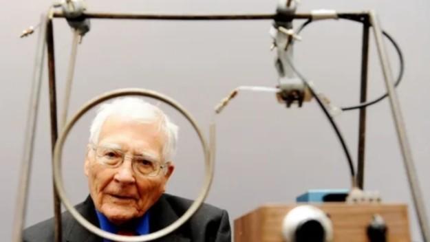 英国著名科学家去世，曾错失诺贝尔奖，预言2100年全球仅剩20%人口