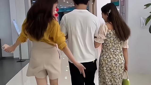 男子在商场被陌生女子拍打臀部，他下意识还手，激怒在旁边的女友