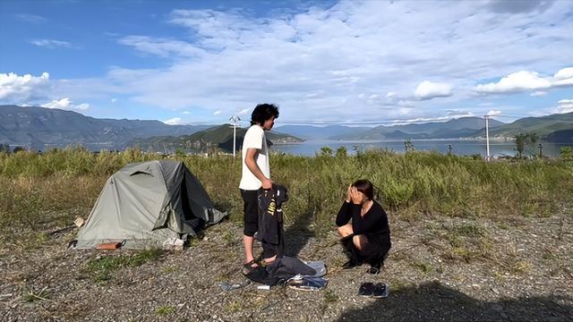 00后小伙和50岁富婆结伴旅行，一路从陌生到相熟