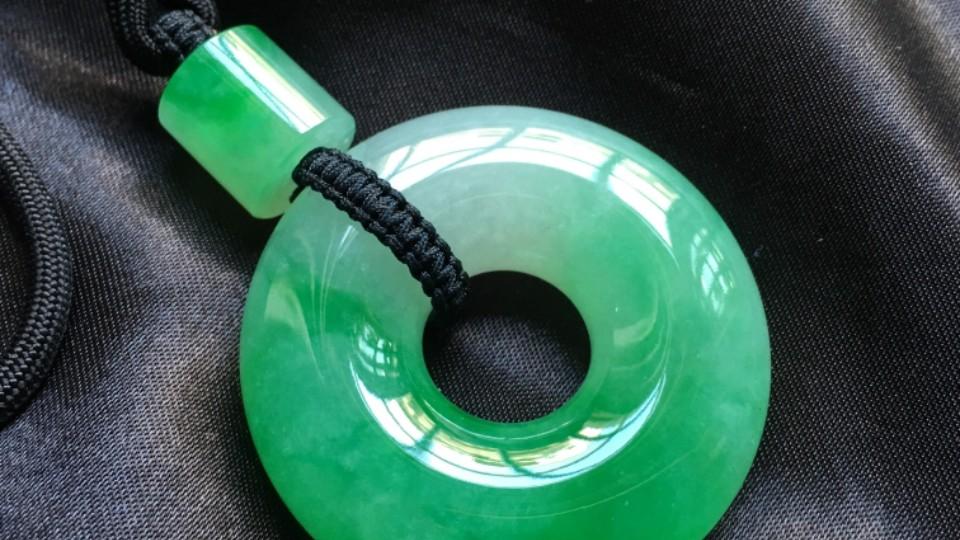 翡翠|价值800w的翡翠平安扣长什么样？小小的它，凭什么这么贵