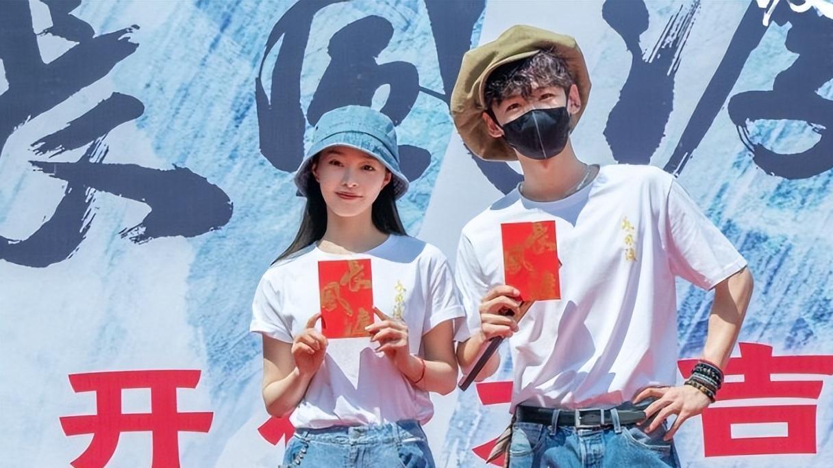 白敬亭|白敬亭宋轶恋情曝光，粉丝：甘愿叫一声嫂子，郭麒麟的铁铁被拐跑