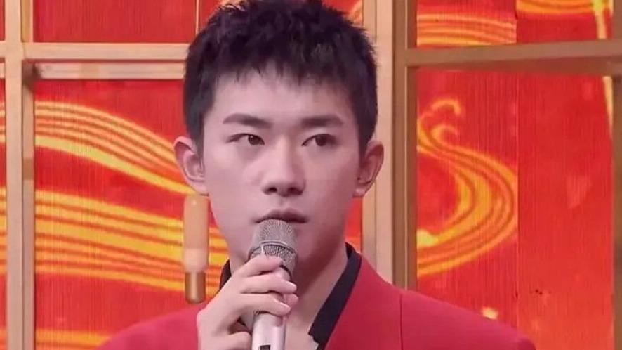 易烊千玺|易烊千玺被嘲颜值下滑？和张杰同框被吊打，新造型显成熟老气