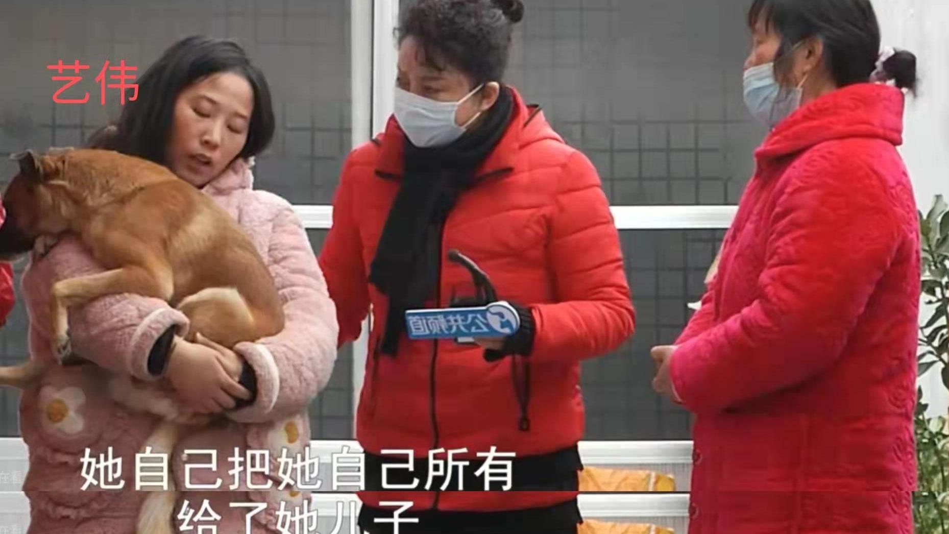 女孩辛苦打工攒下20万，被父亲拿走给儿子开店，五年后女孩崩溃