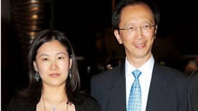 伏明霞|跳水女王伏明霞被曝分手，因不想过老夫少妻的生活，富豪老公做出回应！