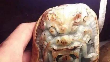 卡地亚|不去皮也能雕？800块的翡翠原石雕出成品竟如霸气