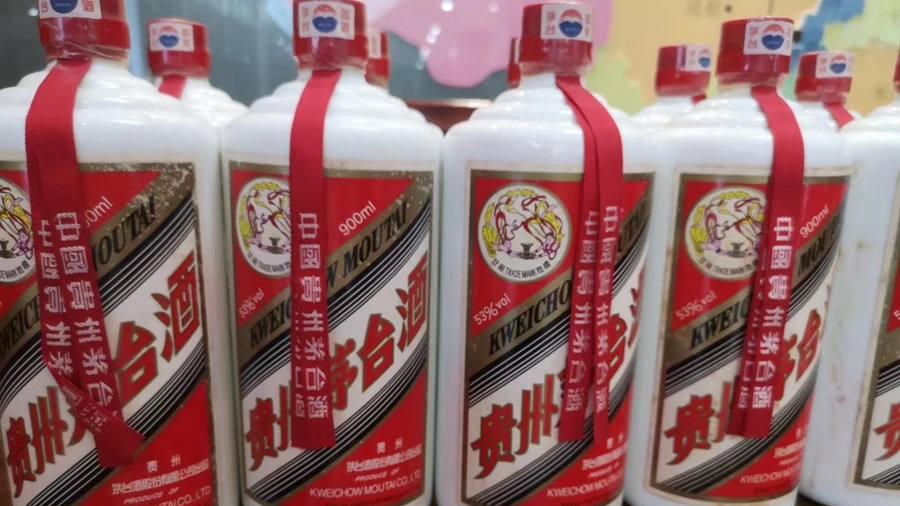 湖北宜昌，一男子花8万元从朋友那里买了10件茅台，不料到手之后，这些茅台酒竟然用牛奶纸