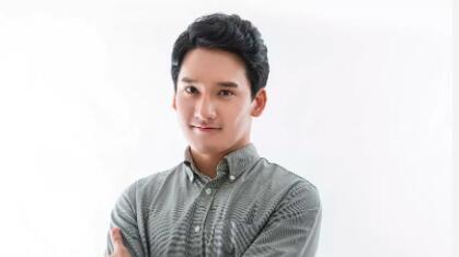 男子两年内疯狂打赏女主播300万，只求一个拥抱，却被无情拒绝