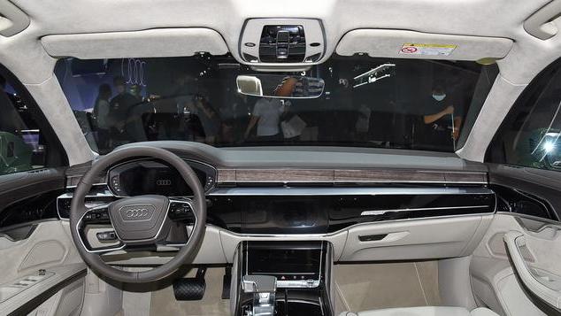 女骑手压弯失控迎面撞上兰博基尼，骑士精神在安全面前不值一提