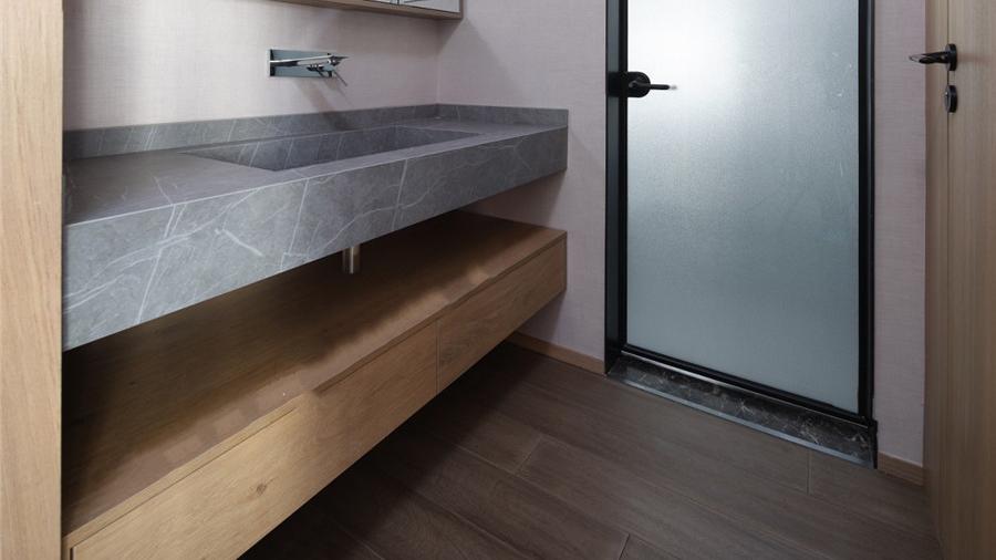 19平简约+原木设计三居室，三口之家储物空间充足传递家的温度