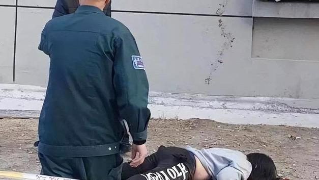 回顾：女教师被学生家长骗财骗色，欠债百万后带三十张信用卡跳楼