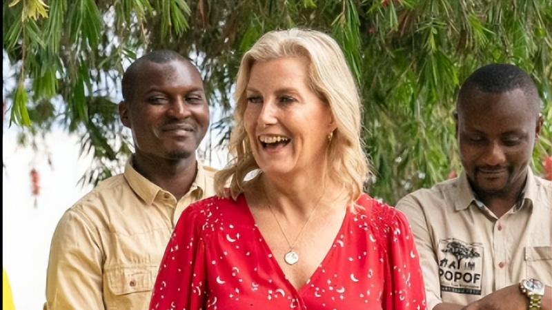 |57岁苏菲王妃太美了！穿火红长裙惊艳亮相非洲，笑靥如花不再悲伤