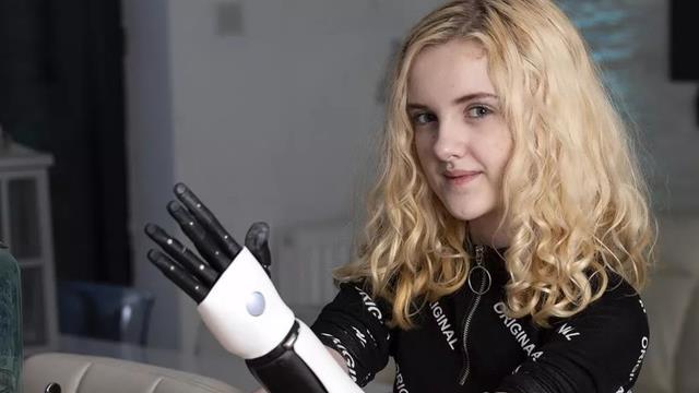 因六6号染色体缺失，英国女孩变成“三无人类”，每天只睡两小时