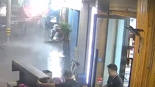 浙江一烧烤车被刮跑，父亲为保儿子数次将其推开，网友：父爱如山