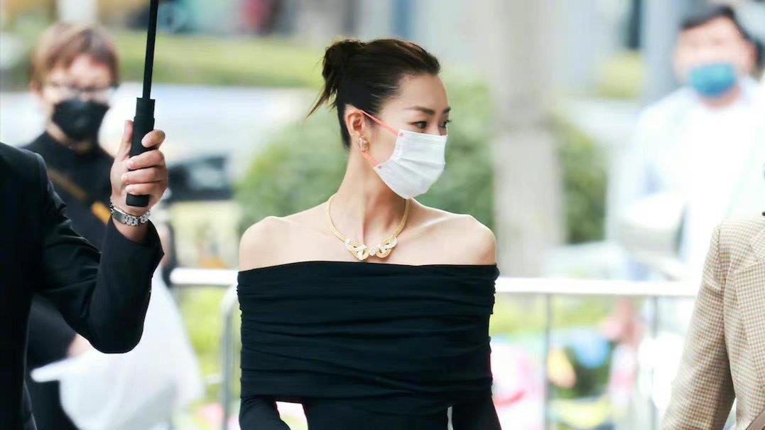 周冬雨|VOGUE红毯大合影欺负周冬雨，这是一张违背娱乐圈潜规则的照片