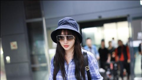 柳岩|“黏丝网”的破洞牛仔裤，让柳岩重回学生时代，网友：真清纯！