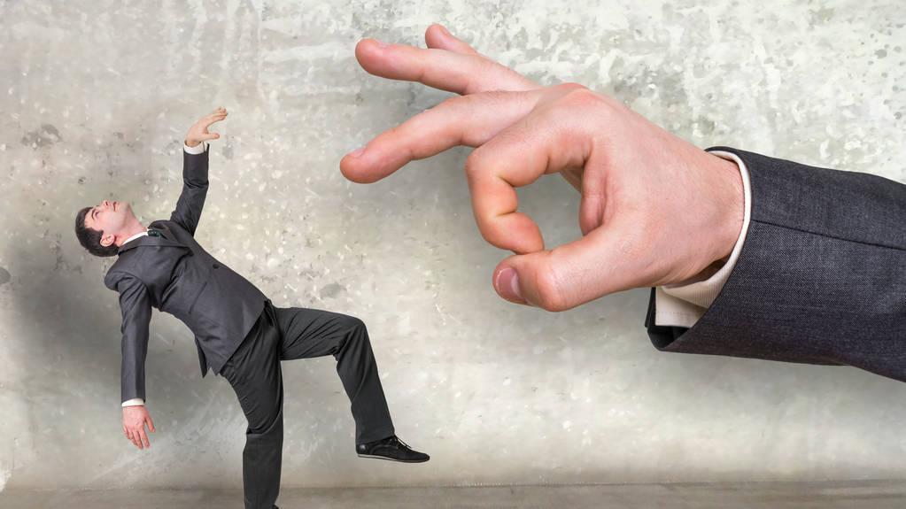 hr|得罪了小人，被同事抱团排挤怎么办？这三招轻松化解