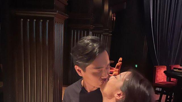 何雁诗|郑俊弘何雁诗庆祝结婚2周年兼生日 夫妻俩吃浪漫晚餐嘴对嘴亲吻