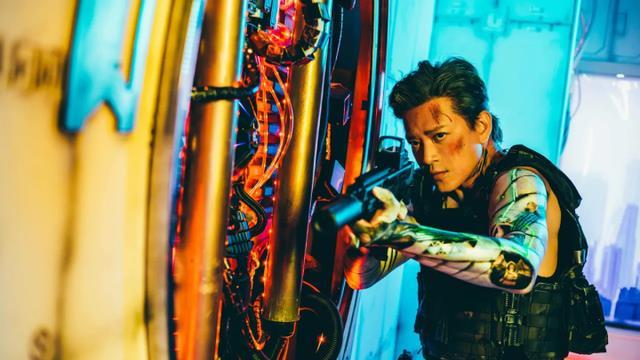 陈晓东|陈晓东万圣节大秀麒麟臂，花6个小时画了一遍，差点就画睡着了！