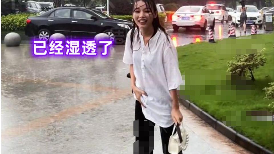 广东2女生下雨天躲雨，头伸进垃圾桶被淋了个透，网友：这能娶吗