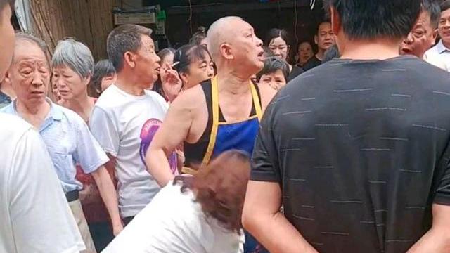 江西女子用100元假钞被当场抓获，女子挣扎喊冤，路人：她是老手