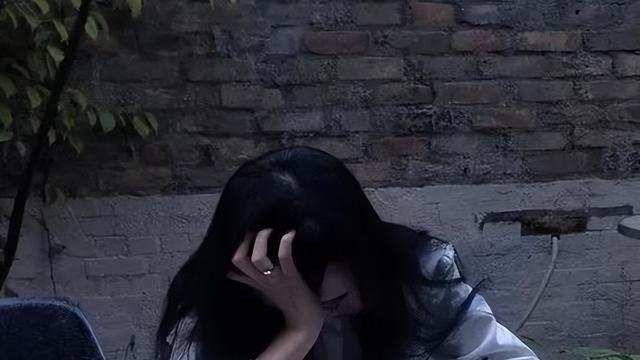 ?为了孩子成绩，女子主动逢迎老师，却遭到侵犯，老师构成犯罪吗？